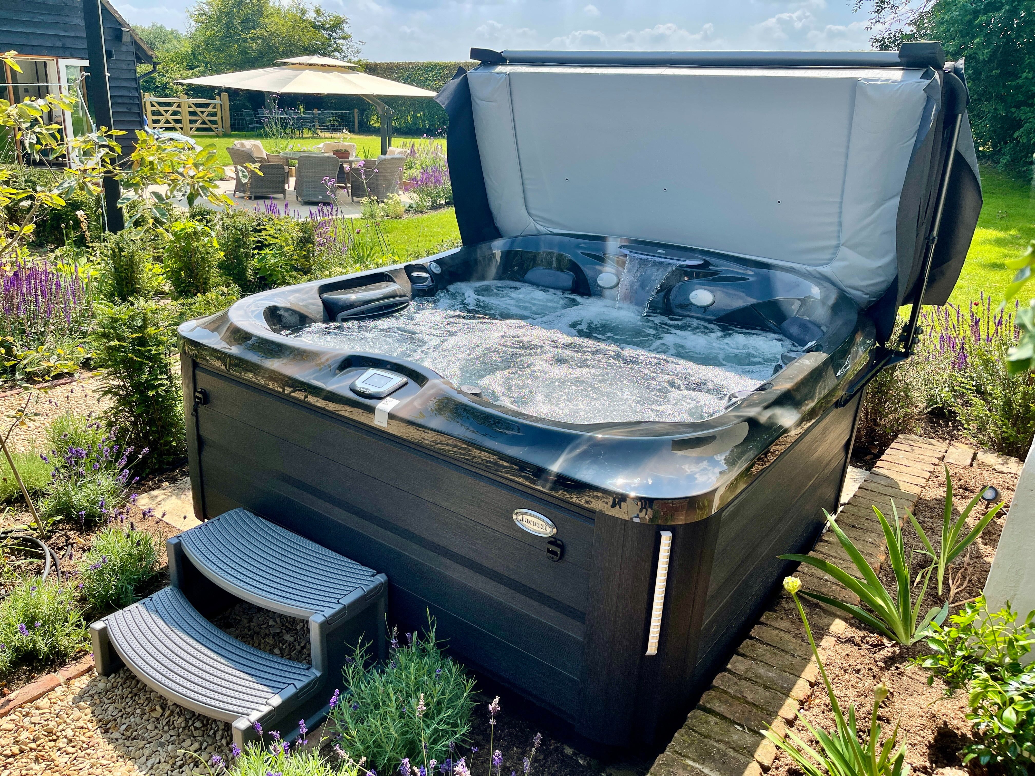 Take a look around the Jacuzzi® J435